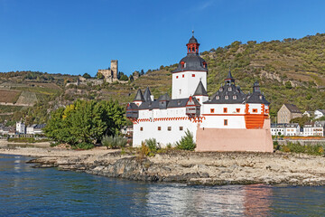 Fototapeta na wymiar Die Zollburg Pfalzgrafenstein auf einer Insel im Rhein, dahinter die Burg Gutenfels und die Altstadt von Kaub in Rheinlandpfalz, Deutschland