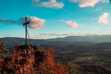 Widok z Krzyżna Góra, w Górach Sokolich w miejscowości Karpniki z widokiem na Karkonosze i Śnieżkę	
