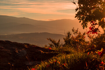 Krajobraz warstw gór ze szczytu Krzyżna Góra w Rudawy Janowickie w letniej odsłonie z widokiem na Karkonosze o zachodzie słońca - obrazy, fototapety, plakaty