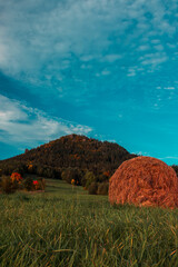 Jesienna wiejska sielanka w miejscowości Karpniki w Rudawy Janowickie, Krzyżna Góra, w górach...
