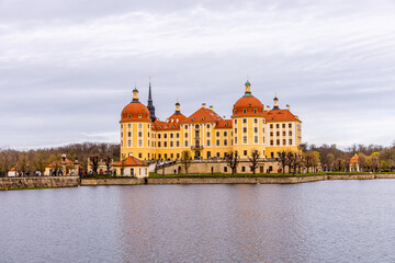 Fototapeta premium Kleiner Zwischenstop am wunderschönen Märchenschloss von Moritzburg bei Dresden - Sachsen - Deutschland