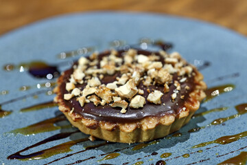 Caramel pie with lemon, cloves and ganache with chestnuts