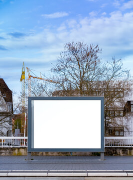 18/1 Grossfl&auml;chenplakat Mockup f&uuml;r Kunden Pr&auml;sentationen am Gleis einer S-Bahn Station. Freigestellt weiss. 