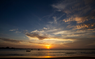 Obraz premium Sol na linha do horizonte em um pôr-do-sol no litoral do nordeste brasileiro em um entardecer de verão. 
