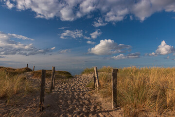 Traumhaft schöner Ostsee Strand Zugang mit Dünen und Strandhafer.