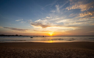 Sol na linha do horizonte em um pôr-do-sol no litoral do nordeste brasileiro em um entardecer de verão. 