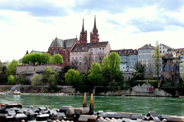 Das Münster über dem Rhein in Basel - 780872537