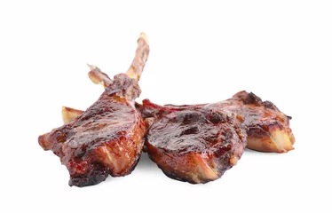 Schilderijen op glas Pieces of delicious grilled beef meat isolated on white © New Africa