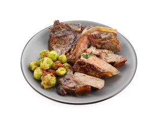 Schilderijen op glas Delicious fried beef meat, vegetables and thyme isolated on white © New Africa