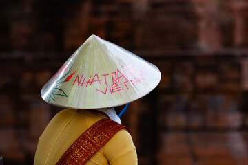 woman wearing traditional Vietnamese hat - 780890377