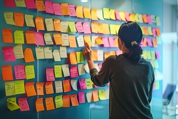 Obraz premium Brainstorming for a strategy plan. Colorful sticky notes with things to do on office board.