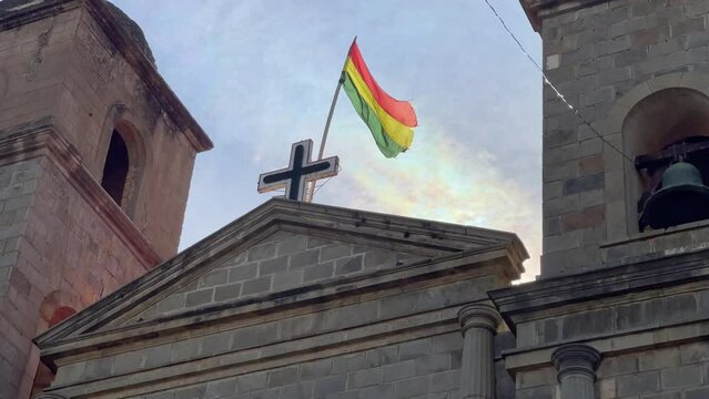 Plano detalle de la Cruz De la Iglesia Catedral de Tarija con bandera de Bolivia 