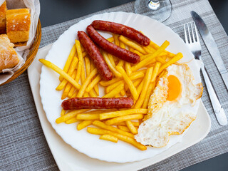 Healthy dinner of scrambled eggs with sausages and potatoes - obrazy, fototapety, plakaty