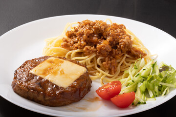 ハンバーグとミートソーススパゲティ