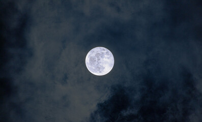 Foto de la luna con las nubes, La Luna Azul - obrazy, fototapety, plakaty