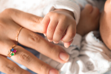 Obraz na płótnie Canvas Little newborn baby hands 