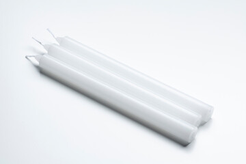 白背景に置かれたロウソク