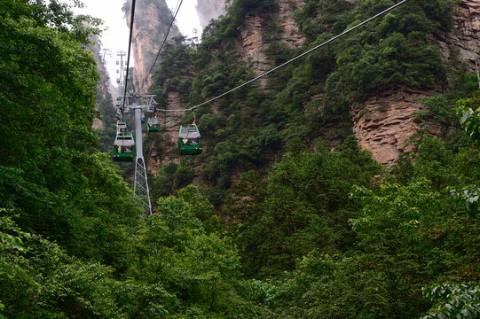 Tianzi Mountain Cable Car is the longest and highest cable car in Wulingyuan, and is located in Zhangjiajie National Forest Park.