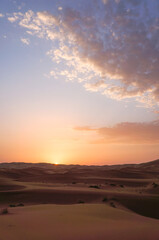 Fototapeta na wymiar 日が昇る砂漠の風景