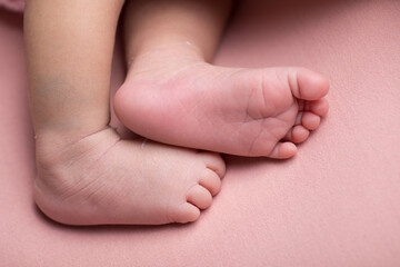 Little newborn baby feet portrait photography 