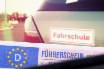 Ein Fahrschulauto und deutscher Führerschein