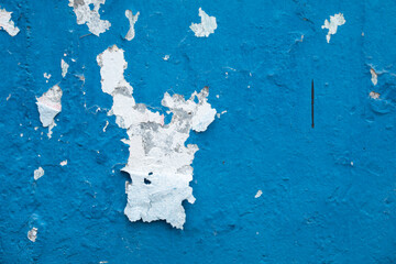 Pared azul con pintura dañada por corrosión