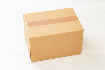 床に置かれた段ボール
