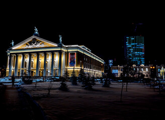 Fototapeta na wymiar opera House at night, after performances, Chelyabinsk