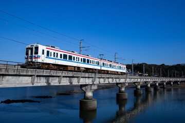 Obraz premium 通勤電車 宇部線・小野田線 105系ゆうパック色