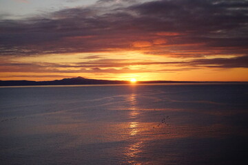 Fototapeta na wymiar 太陽が沈む直前の美しい海の色 / Beautifully colored sea just before the sun sets.