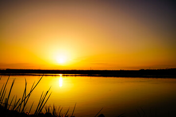Oranger und wundersch&ouml;ner Sonnenuntergang &uuml;ber der Hunte bein Oldenburg