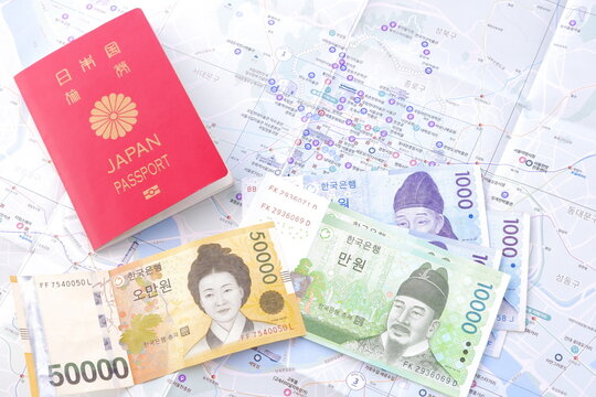 日本のパスポート（一般旅券10年用赤色）と、韓国の通貨ウォンKRWの紙幣を用意して、韓国旅行の計画を立てる
