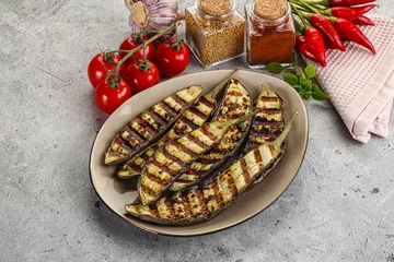 Foto auf Acrylglas Grilled tasty ripe eggplant slice © Andrei Starostin