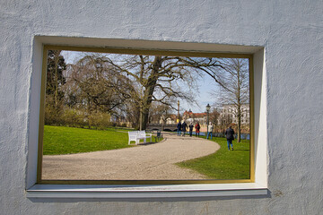 Touristen und Bank im Park am Schloss Schwerin, Mecklenburg Vorpommern, Deutschland	