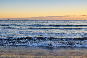 Fototapeta premium 南伊豆 弓ヶ浜 美しい海と夕暮れ コピースペースあり（日本、静岡県） Minamiizu Yumigahama Beautiful sea and sunset Copy space available(Shizuoka Prefecture, Japan)