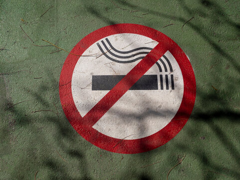 Se&ntilde;alizaci&oacute;n de prohibido fumar pintado en el suelo