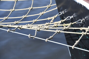 Netz unterm Bugspriet an altem Segelschiff  - obrazy, fototapety, plakaty