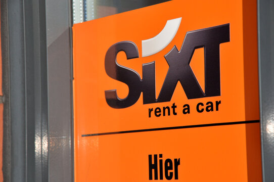 Sixt Autovermietung: Firmenlogo für ausgezeichneten Service am Gebäude in Delmenhorst.