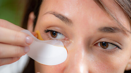 Under-eye beauty pads for reducing puffiness and rejuvenation of a delicate skin around eyes.. - 781128983