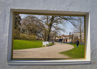 Touristen und Bank im Park am Schloss Schwerin, Mecklenburg Vorpommern, Deutschland