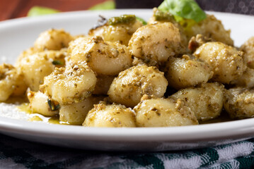 Gnocchi di patate conditi con pesto alla genovese, pasta italiana, cibo europeo  - 781134545