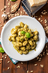 Gnocchi di patate conditi con pesto alla genovese, pasta italiana, cibo europeo 