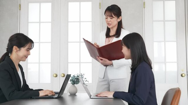 カジュアルなオフィスで会議する三人のビジネスウーマン