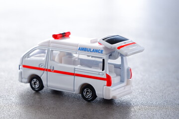 出動する救急車
