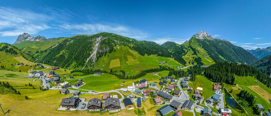 Ausblick auf das Bergdorf Warth am Arlberg in Vorarlberg im Sommer