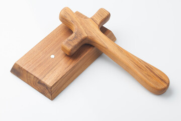 A mark in the shape of the letter ‘十’ symbolizing Christians. It originated when Jesus died on the cross to atone for the sins of all people, and is used as a symbol of respect, honor, sacrifice, and 