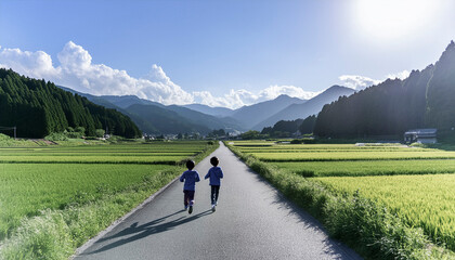 夏　日本の田園里山　田舎の風景　遠くに臨む山と青空と雲　道をかける子供　夏休み・帰省・自然のイメージ背景