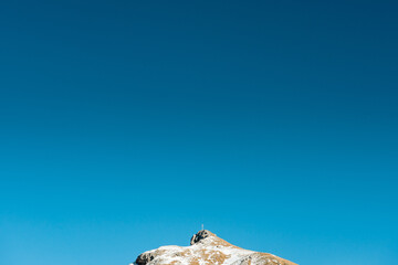 Obraz na płótnie Canvas Clear sky with gradient blue effect and a summit peeking below