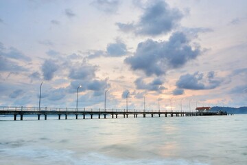 Obraz premium Mesmerizing view of a beautiful frozen seascape at scenic sunset