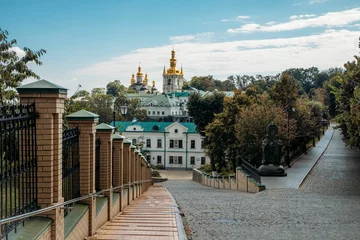 Kussenhoes Kiev Pechersk Lavra monastery in Kyiv against a blue cloudy sky © Wirestock